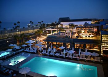 Panoramic view ng Paséa Hotel & Resort swimming pool area kung saan matatanaw ang Pacific Ocean sa Huntington Beach, Orange County, California USA.