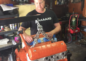 تیلور بروکس در حال کار بر روی یک موتور